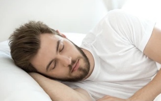 Điều gì xảy ra nếu bạn ngủ cởi trần trong đêm nóng bức?