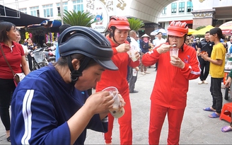 Quang Thắng 'đứng hình' khi tiểu thương chợ Giát vừa chơi game vừa ăn chè