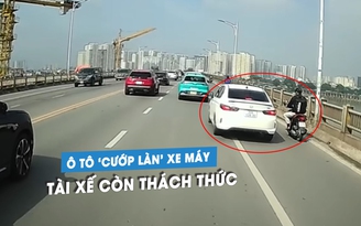 Tài xế lái ô tô 'cướp làn' xe máy trên cầu, còn tỏ thái độ thách thức