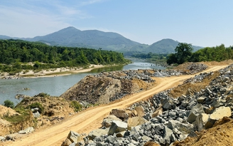 Thi công thủy điện, đổ hơn 13.000 m3 đất, đá ra sông