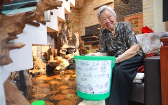 Cụ bà 90 tuổi tặng hàng nghìn con cá phòng sốt xuất huyết