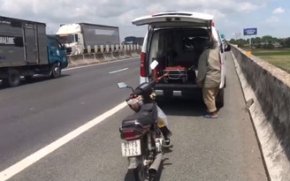Xe cứu thương đưa xe máy hết xăng ra khỏi cao tốc TP.HCM - Trung Lương