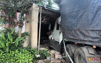 Xe container tông sập nhà dân, cả gia đình thoát chết