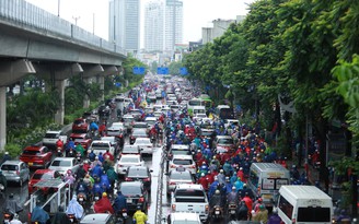 Mưa lớn giờ cao điểm ở Hà Nội, người dân chật vật di chuyển trên đường phố