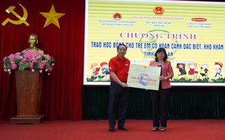 Dai-ichi Life VN trao học bổng 200 triệu đồng cho học sinh khó khăn tại Long An
