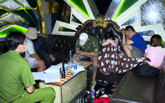 Đột kích quán karaoke lúc nửa đêm, phát hiện 29 người dương tính ma túy