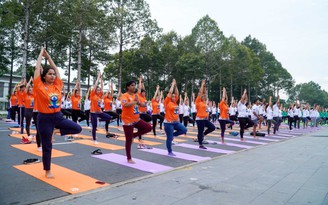 Hơn 500 người đồng diễn tại ngày quốc tế yoga tổ chức ở Đồng Tháp