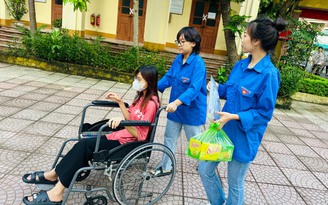 Thanh niên Quảng Ninh nhiệt tình hỗ trợ thí sinh vào phòng thi