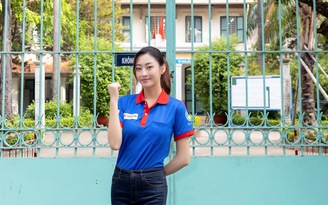 Hoa hậu Lương Thùy Linh nhiệt tình tiếp sức các sĩ tử trong kỳ thi THPT