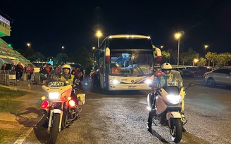 Đội tuyển futsal Việt Nam được xe đặc chủng hộ tống khi đến Paraguay