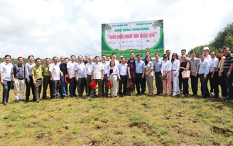 Hội Nhà báo VN trồng cây xanh, tặng học bổng cho học sinh nghèo tại Bình Phước
