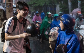 Ba ngày thi, phụ huynh TP.HCM đều đưa đón sĩ tử trong cơn mưa nặng hạt...