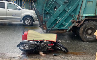 TP.HCM: Va chạm xe rác, người đàn ông đi xe máy tử vong