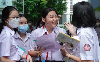 Hoàn thành môn tiếng Anh thi lớp 10, thí sinh TP.HCM hét lớn: 'Đề quá dễ'!