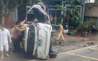 Quảng Ninh: Xe CSGT bị lật ngang sau cú va chạm với xe container