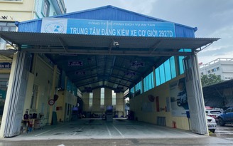 Trung tâm đăng kiểm hết ùn ứ, nhân viên thảnh thơi ngồi chờ khách