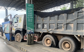 Thừa Thiên - Huế: Xe tải tông mạnh vào cabin BOT Phú Bài