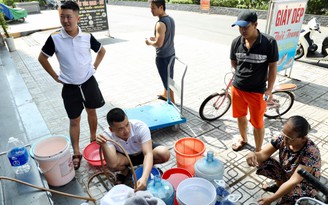 Chủ tịch Hà Nội yêu cầu cấp đủ nước sạch sinh hoạt cho hàng nghìn người dân