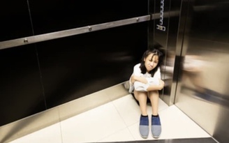 Mắc kẹt trong thang máy do cúp điện đột ngột, phải làm sao?