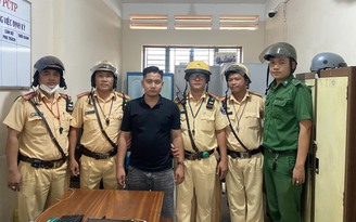 Chặn ô tô hết hạn đăng kiểm, CSGT bắt nghi phạm lừa đảo chiếm đoạt tài sản