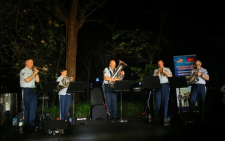 Ban nhạc Không quân Mỹ Pacific Brass biểu diễn tại phố đi bộ hồ Gươm