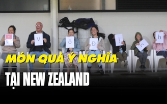 Việt kiều nhí tại New Zealand đến sân tập cổ vũ đội tuyển nữ Việt Nam cực dễ thương
