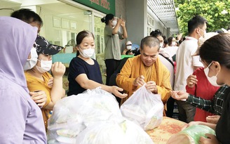 Trao 500 suất ăn cho bệnh nhân nghèo ở Đắk Lắk