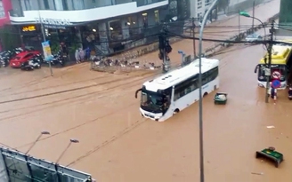 Đường phố Đà Lạt ngổn ngang sau trận mưa đá gây ngập kinh hoàng