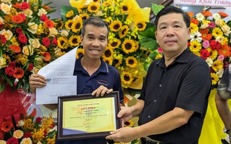 Trần Quyết Chiến nhận thêm phần thưởng trong lễ khai trương văn phòng mới của VBSF