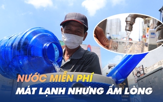 Những bình nước miễn phí xoa dịu cái nóng trên đường phố TP.HCM