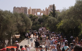 Nắng nóng bao trùm Nam Âu, Hy Lạp đóng cửa điểm du lịch nổi tiếng