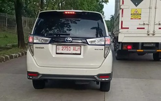 Toyota Innova bản thuần điện lăn bánh trên đường thử