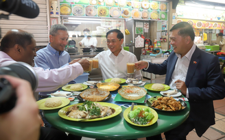 Bộ trưởng Bùi Thanh Sơn cùng Ngoại trưởng Singapore thưởng thức ẩm thực đường phố