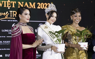 Đương kim Hoa hậu Trái đất diện áo dài đọ dáng dàn mỹ nhân Việt