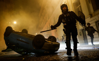Người biểu tình lao xe, phóng hỏa nhà quan chức địa phương ở Pháp