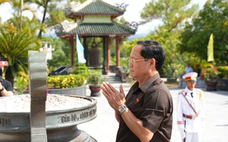 Phó chủ tịch Quốc hội Trần Quang Phương dâng hương  tại nghĩa trang liệt sĩ TP.Huế