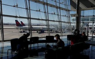 Hành khách bị bỏ mặc trên máy bay nhiều giờ giữa nóng cực độ ở Mỹ