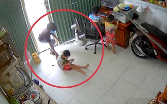 Ngồi chơi trong nhà, bé trai 8 tuổi ‘đứng hình’ khi bị người lạ vào giật điện thoại
