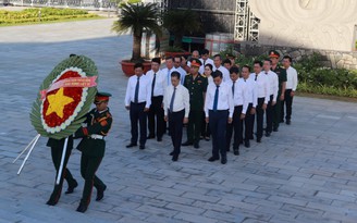 Lãnh đạo TP.Đà Nẵng dâng hương tưởng niệm các anh hùng liệt sĩ