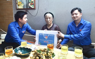 Mẹ VN anh hùng 98 tuổi ở Hà Nội: 'Khi nghe danh hiệu, tôi lại nhớ con'
