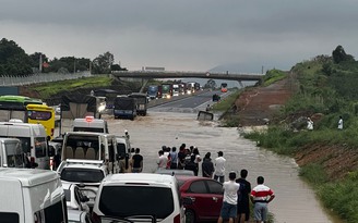 Cao tốc Phan Thiết - Dầu Giây bị ngập gây ùn tắc giao thông nghiêm trọng
