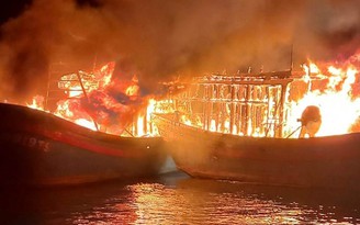 Nghệ An: 5 tàu cá cháy ngùn ngụt trong đêm