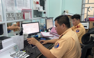 Người dân gấp rút đem xe cũ đi sang tên chính chủ để giữ biển số Người dân gấp rút đem xe cũ đi sang tên chính chủ để giữ biển số