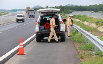CSGT túc trực tại điểm ngập trên cao tốc Phan Thiết -Dầu Giây