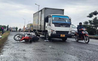 Va chạm giữa xe máy và xe tải trên QL1 khiến 1 người tử vong