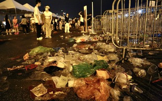 Sân Mỹ Đình ngập rác, công nhân gồng mình dọn dẹp sau 2 đêm diễn của BlackPink