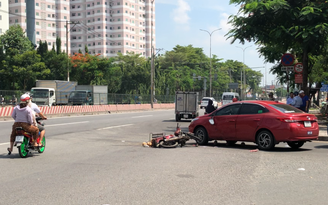 Xe máy gãy gập sau tai nạn liên hoàn với 2 ô tô ở TP.HCM