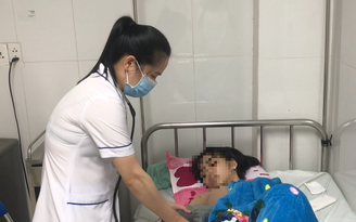 Cô gái bị hành hung ở Hậu Giang: 'Xin lỗi nhưng vẫn bị đánh' Cô gái bị hành hung ở Hậu Giang: 'Xin lỗi nhưng vẫn bị đánh'
