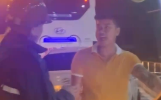 Dùng dùi cui điện dọa lực lượng an ninh sân bay