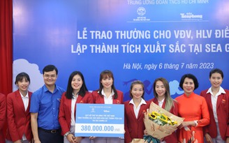 Nguyễn Thị Oanh cùng đội điền kinh Việt Nam nhận tiền thưởng sau SEA Games 32